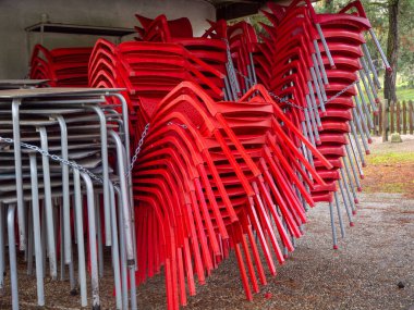 Kışın kapalı olan bir barın terasına istiflenmiş sandalyeler. Melankolik hd görüntüsü kavramı