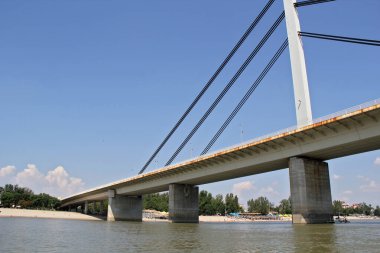 Sırbistan 'ın Voyvodina kentindeki Tuna Nehri üzerindeki Novi Sad Özgürlük Köprüsü ve Şehir Plajı