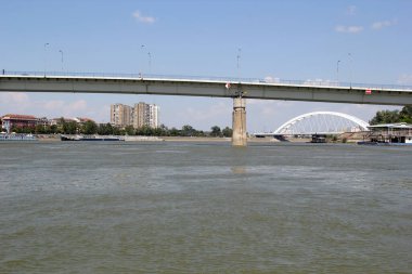 Novi Sad Duga veya Sırbistan 'ın Voyvodina kentindeki Tuna Nehri üzerindeki Gökkuşağı Köprüsü