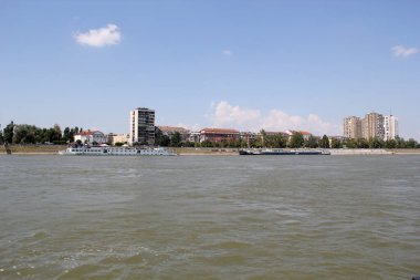 Sırbistan 'ın Voyvodina kentinde Tuna Nehri' ni Novi Sad ve Podbara Bölgesi manzarası oluşturuyor
