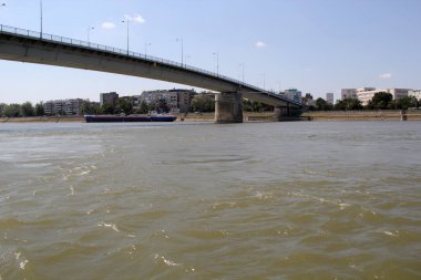 Novi Sad Duga veya Sırbistan 'ın Voyvodina kentindeki Tuna Nehri üzerindeki Gökkuşağı Köprüsü