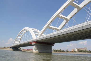 Sırbistan 'ın Voyvodina kentindeki Tuna Nehri üzerindeki Novi Sad Zezelj Köprüsü