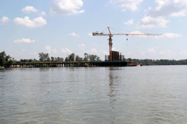 Sırbistan 'ın Voyvodina kentindeki Tuna Nehri üzerinde Crane ile Novi Sad Köprüsü Yapımı