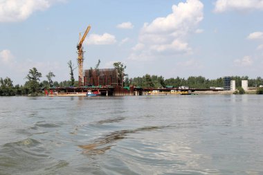 Sırbistan 'ın Voyvodina kentindeki Tuna Nehri üzerinde Crane ile Novi Sad Köprüsü Yapımı