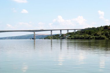 Sırbistan 'ın Voyvodina kentindeki Tuna Nehri üzerindeki Beska Köprüsü