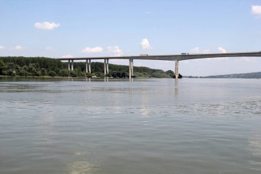 Sırbistan 'ın Voyvodina kentindeki Tuna Nehri üzerindeki Beska Köprüsü