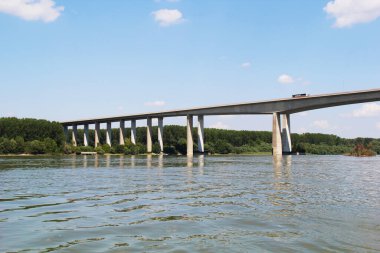 Sırbistan 'ın Voyvodina kentindeki Tuna Nehri üzerindeki Beska Köprüsü