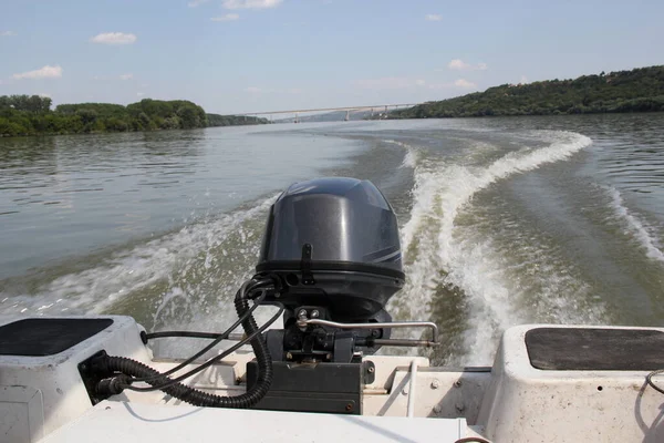 Sırbistan 'ın Voyvodina kentindeki Tuna Nehri üzerindeki Beska Köprüsü yakınlarında balıkçı teknesiyle denize açılacak