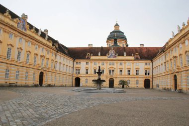 Melk, Avusturya - 21 Mayıs 2024: Stift Melk veya Melk Abbey Fontain Avusturya, Avrupa 