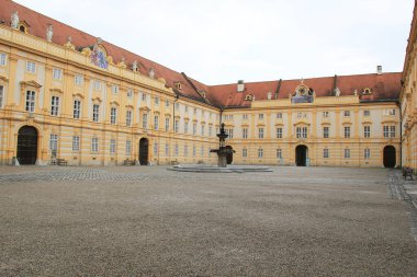 Melk, Avusturya - 21 Mayıs 2024: Stift Melk veya Melk Abbey Yard Avusturya, Avrupa 