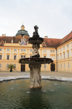 Melk, Avusturya - 21 Mayıs 2024: Nice Old Fontain in Stift Melk or Melk Abbey, Avusturya, Avrupa 