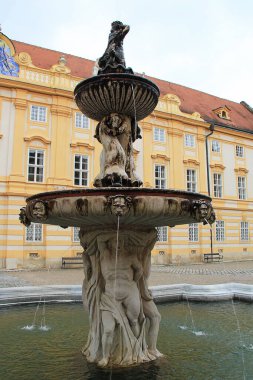 Melk, Avusturya - 21 Mayıs 2024: Stift Melk veya Melk Abbey Fontain Avusturya