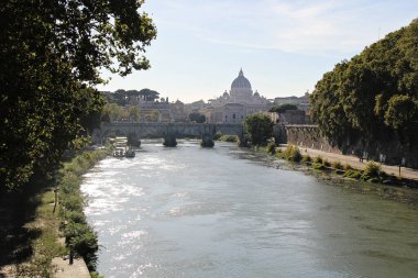 Roma, İtalya - 13 Eylül 2022: Roma Nehri: Tiberis veya Tevere. Ponte Sant 'Angelo ve Vatikan' ın şehri.