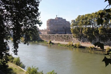 Roma, İtalya - 13 Eylül 2022: Sant 'Angelo Castel veya Castello Angelo ve Tiberis veya Tevere Nehri Roma, İtalya
