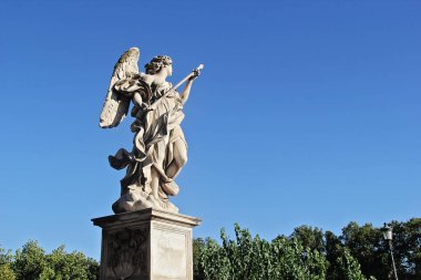 Roma, İtalya - 13 Eylül 2022: Roma, İtalya 'daki Sant' Angelo Köprüsü Melek Kanunu