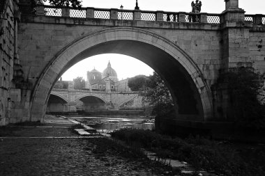 Roma, İtalya - 13 Eylül 2022: Siyah ve Beyaz Roma Ponte Sant 'Angelo ve Vatikan' ın şehri
