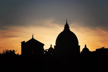 Roma, İtalya - 13 Eylül 2022: Vatikan ve St. Peter 's Basilica Cupola, Sunset 