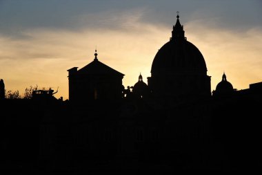 Roma, İtalya - 13 Eylül 2022: Aziz Petrus Bazilikası Cupola Sunset, Roma, Vatikan