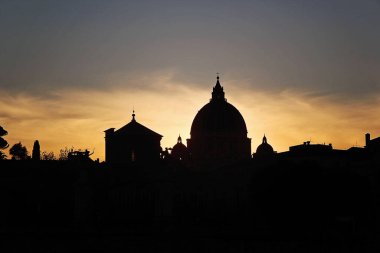 Roma, İtalya - 13 Eylül 2022: St. Peter 's Bazilika Cupola Sunset, Roma ve Vatikan Şehri