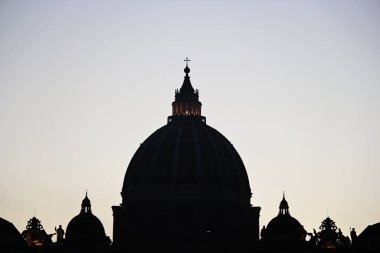 Roma, İtalya - 13 Eylül 2022: Vatikan ve St. Peter 's Basilica Cupola Sunset Silhouette