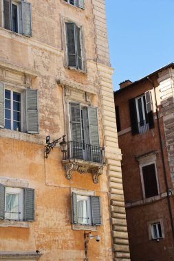 Roma, İtalya - 13 Eylül 2022: Roma, İtalya 'da Güzel Balkon ve Eski Turuncu Bina