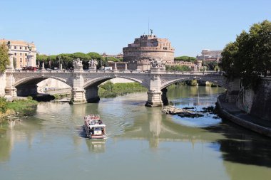 Roma, İtalya - 13 Eylül 2022: Vittorio Emanuele II Köprüsü ve Sant 'Angelo Castel veya Castello Angelo Roma, İtalya' da Boat ile