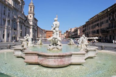 Roma, İtalya - 13 Eylül 2022: Roma, İtalya 'da Piazza Navona' nın Güzel Meydanı 'nda Çeşme ve Su 