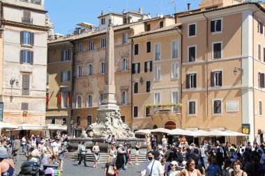 Roma, İtalya - 13 Eylül 2022: Güzel Piazza della Rotonda Meydanı Roma, İtalya 'da Mısırlı Obelisk ile yan yana