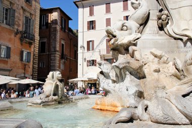 Roma, İtalya - 13 Eylül 2022: Roma, İtalya 'daki Pantheon' un yanındaki Piazza della Rotonda Meydanı 'nda Gargoyle Çeşmesi Detayı