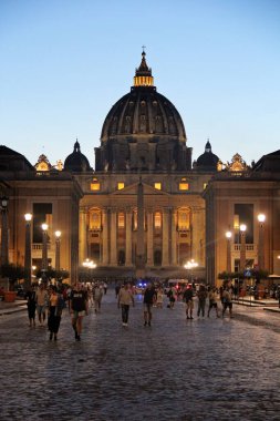 Roma, İtalya - 13 Eylül 2022: Vatikan Şehri ve Yürüyen İnsanlarla Aziz Peter Bazilikası
