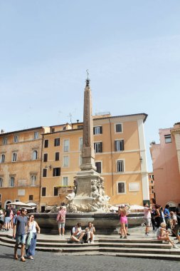 Roma, İtalya - 14 Eylül 2022: Roma, İtalya 'da Pantheon yakınlarında Mısırlı Obelisk ile Piazza della Rotonda Meydanı