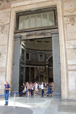 Roma, İtalya - 14 Eylül 2022: Roma, İtalya 'da Açık Kapılı Pantheon Girişi