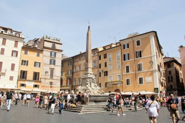 Roma, İtalya - 14 Eylül 2022: Roma, İtalya 'da Pantheon yakınlarında Mısırlı Obelisk ile Piazza della Rotonda Meydanı