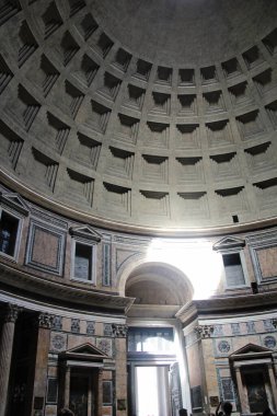 Roma, İtalya - 14 Eylül 2022: Roma, İtalya 'da Güneş Işıklı Pantheon İçişleri