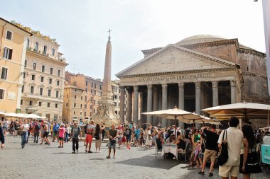 Roma, İtalya - 14 Eylül 2022: Roma, İtalya 'da Pantheon yakınlarında Mısırlı Obelisk ile Piazza della Rotonda Meydanı