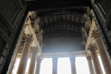 Roma, İtalya - 14 Eylül 2022: Roma, İtalya 'da Açık Kapı ve Güzel Büyük Sütunlarla Panteon Çıkış