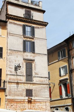 Roma, İtalya - 14 Eylül 2022: Roma, İtalya 'da Pencerelerle Güzel Akdeniz Biçimli İnşaat Ayrıntıları