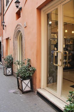 Roma, İtalya - 14 Eylül 2022: Şık Roma 'daki Güzel İtalyan Dükkanı Giriş Kapısı, Eski İtalya