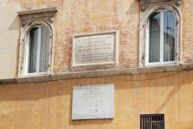 Roma, İtalya - 14 Eylül 2022: Roma, İtalya 'daki Piazza della Rotonda' daki bir evde yazılar
