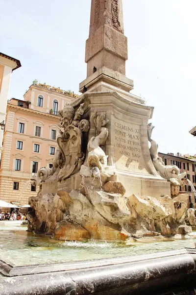 Roma, İtalya - 14 Eylül 2022: Roma, İtalya 'da Piazza della Rotonda Çeşmesi Gargoyle Detayı