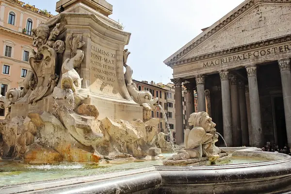 Roma, İtalya - 14 Eylül 2022: Roma, İtalya 'daki Meydan Piazza della Rotonda' da Pantheon ve Çeşmesi