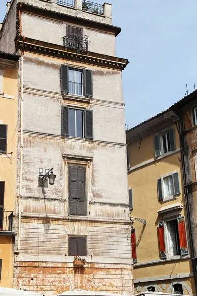 Roma, İtalya - 14 Eylül 2022: Roma, İtalya 'da Pencerelerle Güzel Akdeniz Biçimli İnşaat Ayrıntıları