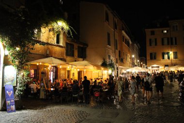 Roma, İtalya - 14 Eylül 2022: Roma 'da Trastevere Bölgesi Restoran Terası ve Turistleri ile İtalya' nın Gecesi