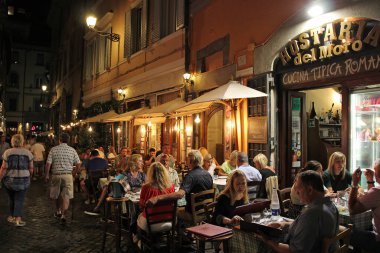 Roma, İtalya - 14 Eylül 2022: Roma, İtalya 'da Trastevere Bölgesindeki İtalyan Restoranında Akşam Yemeği