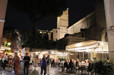 Roma, İtalya - 14 Eylül 2022: Roma, İtalya 'da Trastevere İlçesinde Gece Meydanı Restoranı Teras ve Turistlerle
