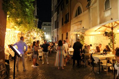 Roma, İtalya - 14 Eylül 2022: Roma, İtalya 'da Trastevere Bölgesi İtalyan Restoran Terası