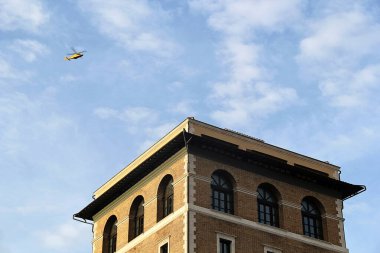 Roma, İtalya - 14 Eylül 2022: Uçan Helikopterle Mavi Gök Roma, İtalya