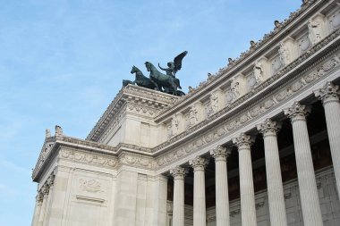 Roma, İtalya - 14 Eylül 2022: İtalya 'da Binicilik Heykeli ile Vittorio Emanuele II Anıtı