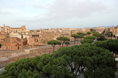 Roma, İtalya - 14 Eylül 2022: Roma, İtalya Havacılık Panorama Manzarası Colosseum, Trajan Forumu ve Augustus Forumu ile birlikte. Antik Roma Harabeleri ve Via dei Fori Imperiali Yolu.