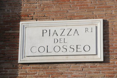 Roma, İtalya - 14 Eylül 2022: Piazza del Colosseo Caddesi veya Squere Name Plate in Rome, İtalya